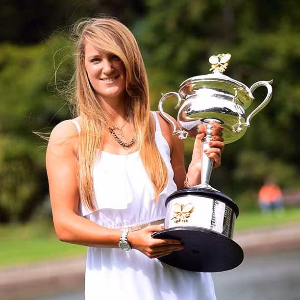  Tân vô địch WTA Finals 2015 là vận động viên tennis chuyên nghiệp người Ba Lan, sinh ngày 6/3/1989 tại Krakow.