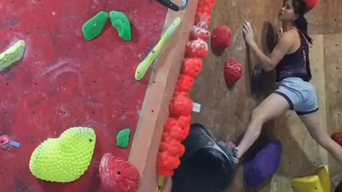 Chứng kiến màn leo núi của Jeong Ran nhiều người phải thán phục trước sự dẻo dai của cô nàng.