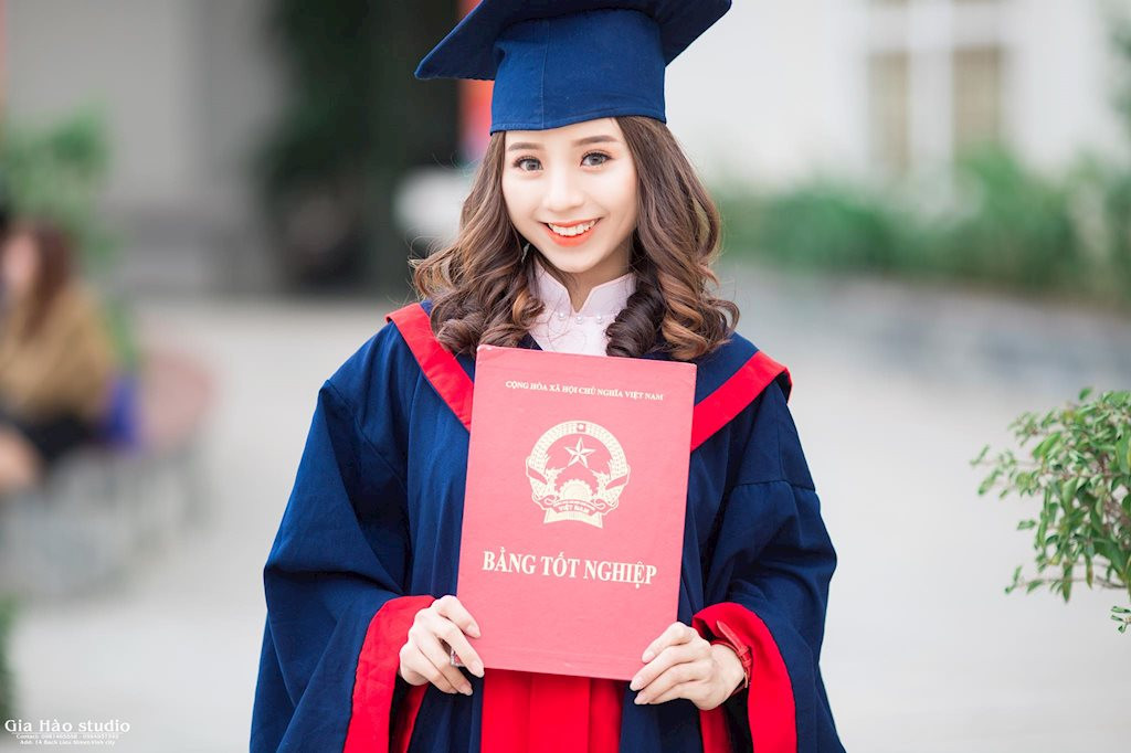 Nguyễn Hằng Nga hay còn biết tới biệt danh Sún, sinh ra và lớn lên tại Đô Lương - Nghệ An, hiện cô nàng này là sinh viên năm cuối khoa Sư phạm Sử, Đại học Vinh.