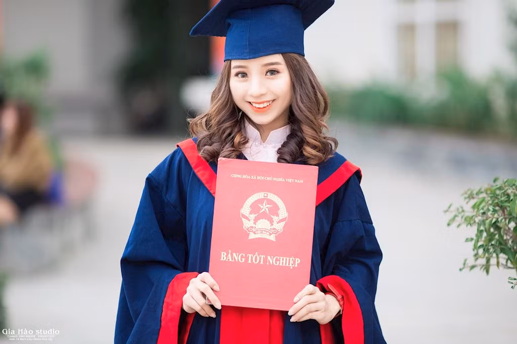 Nguyễn Hằng Nga hay còn biết tới biệt danh Sún, sinh ra và lớn lên tại Đô Lương - Nghệ An, hiện cô nàng này là sinh viên năm cuối khoa Sư phạm Sử, Đại học Vinh.