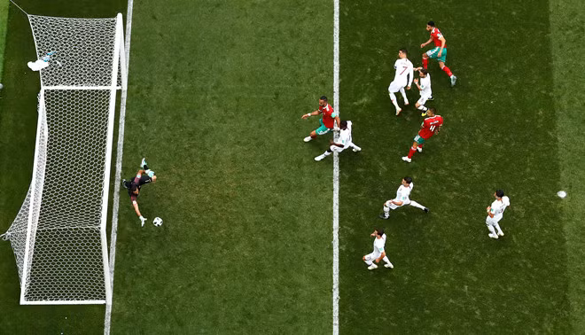 Mải mê tấn công, Bồ Đào Nha dính đòn "hồi mã thương" phút 56, nếu Rui Patricio không giữ vững phong độ, các Seleco suýt chút nữa phải giá sau cú sút cực uy lực của Belhanda. Ít phút sau, cũng chính cầu thủ mang áo số 10 này có pha đánh đầu nguy hiểm khiến thủ thành của Bồ Đào Nha phải tung người chạm tay vào bóng để cứu thua.