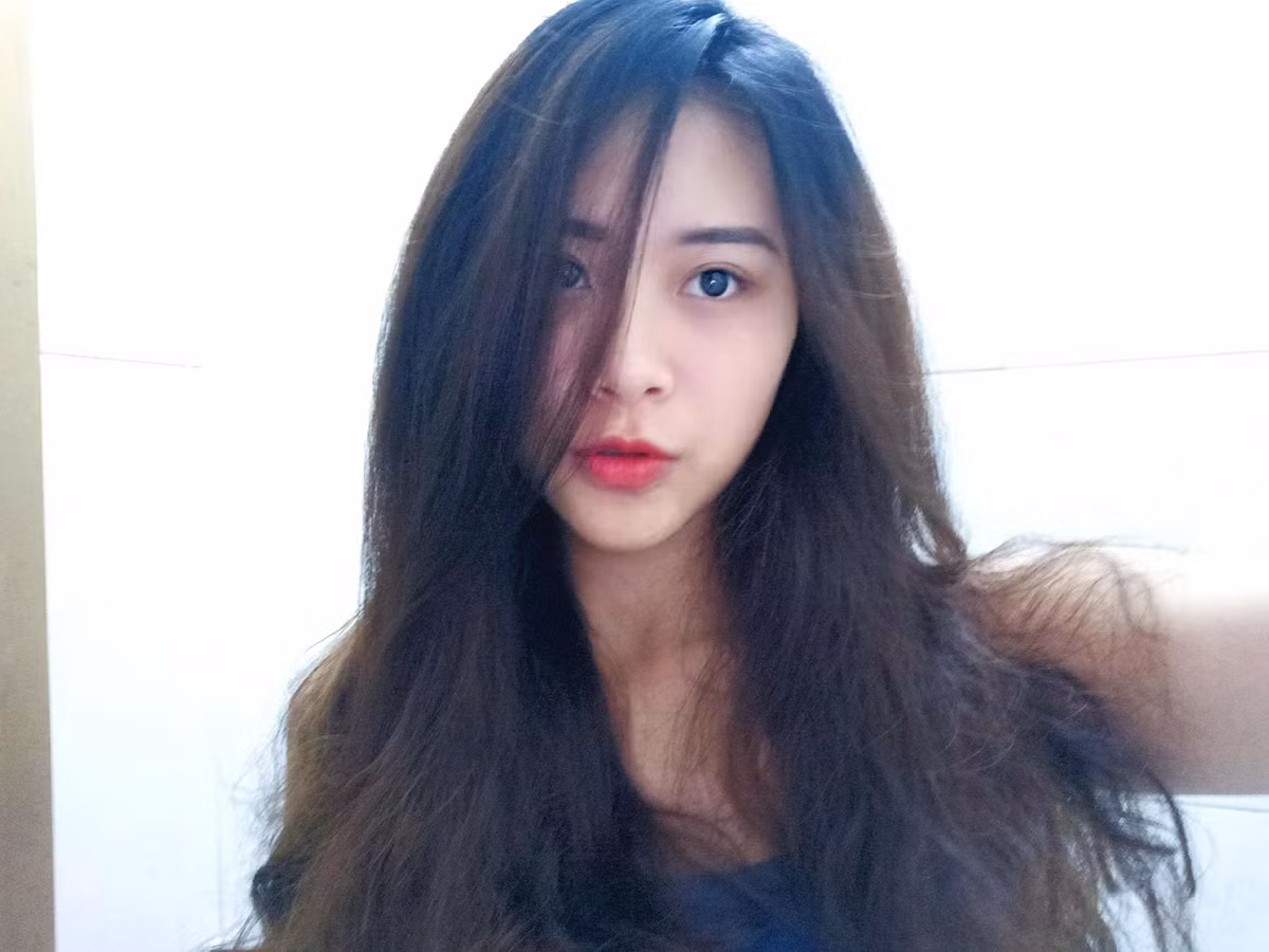 Ngoài những bức ảnh kể về câu chuyện cô đơn 20 năm của mình, Mỹ Hằng còn gây chú ý bằng nhan sắc khá nổi trội. Ngay sau khi trang cá nhân của cô bạn này đã trở nên vô cùng hot và nhận được nhiều lượng tương tác từ cộng đồng mạng.