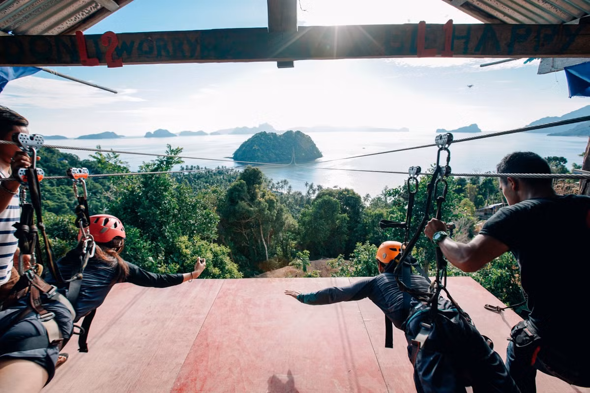 Palawan mang trên mình vẻ đẹp của một vùng biển đáng mơ ước, nước biển xanh trong, bốn bề là những vách núi dựng đứng, san hô nhiều màu sắc có mặt ở hầu khắp mọi nơi.