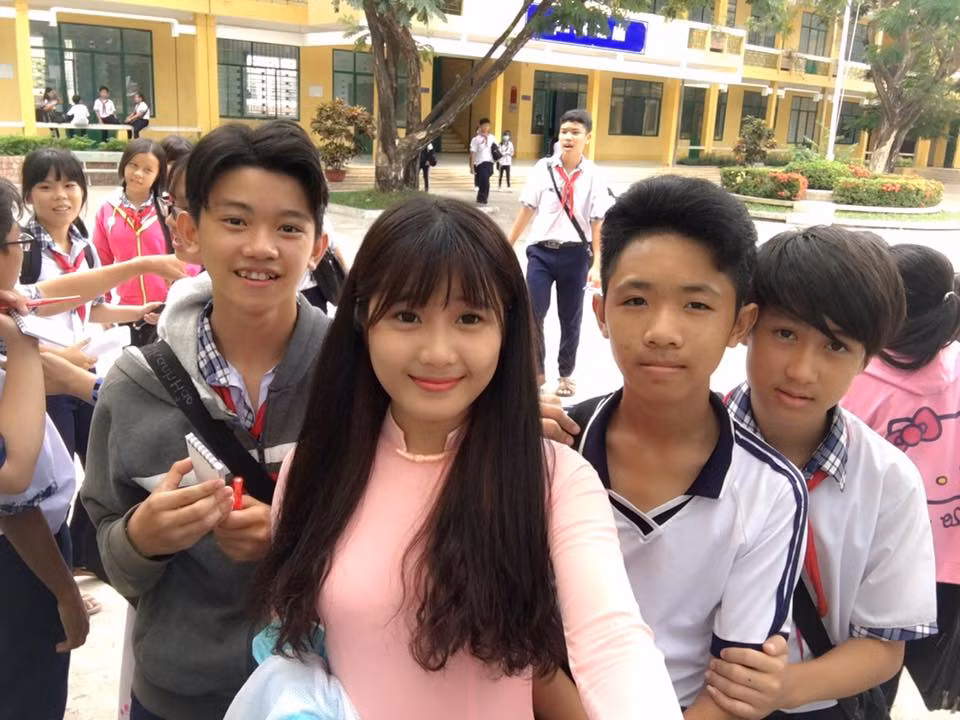 Hình ảnh của các cô giáo xinh vẫn thu hút mạnh mẽ trên CĐM chỉ trong chớp nhoáng.