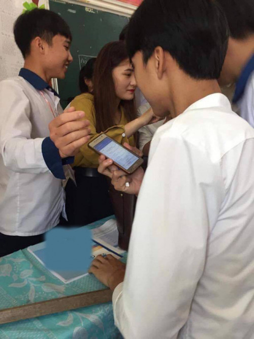 Không dừng lại ở đó, CĐM liên tục khoe nhau ảnh "chộp lén" của cô giáo thực tập của mình khiến nhiều người không khỏi "xiêu lòng".