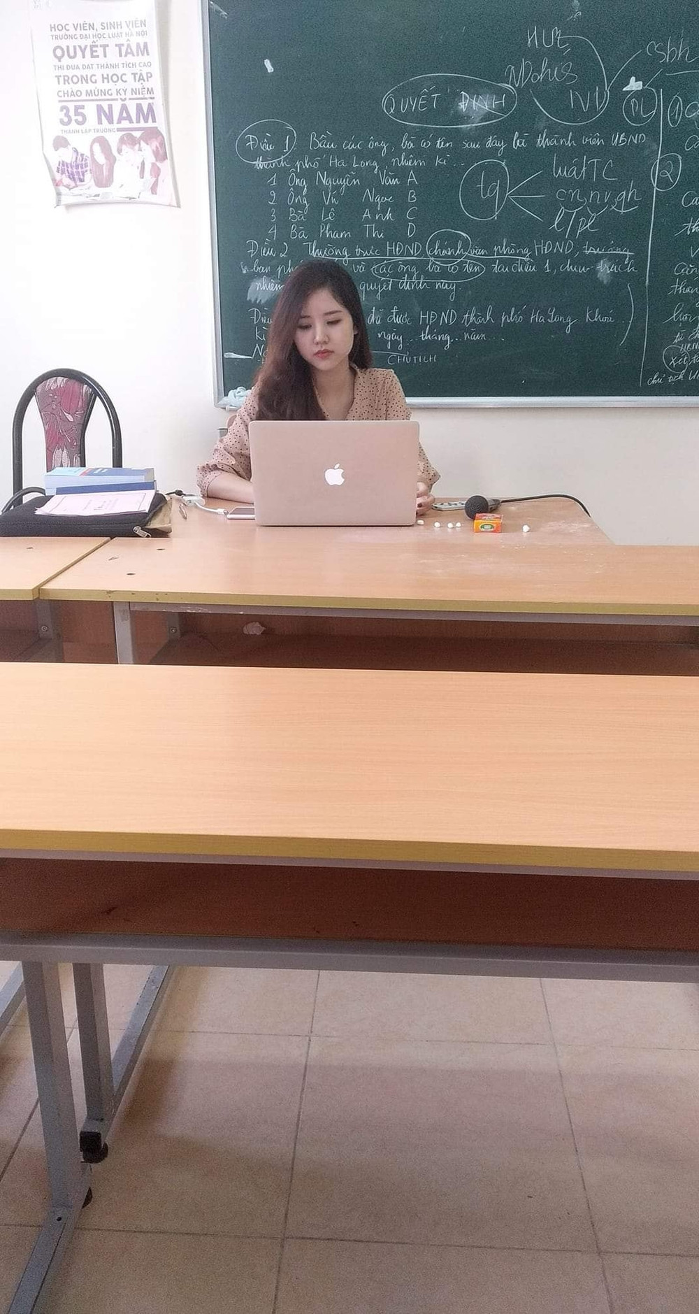 Ngày nào còn được học mà gặp toàn người đẹp thế này thì chả có lí do gì mà trốn tiết.