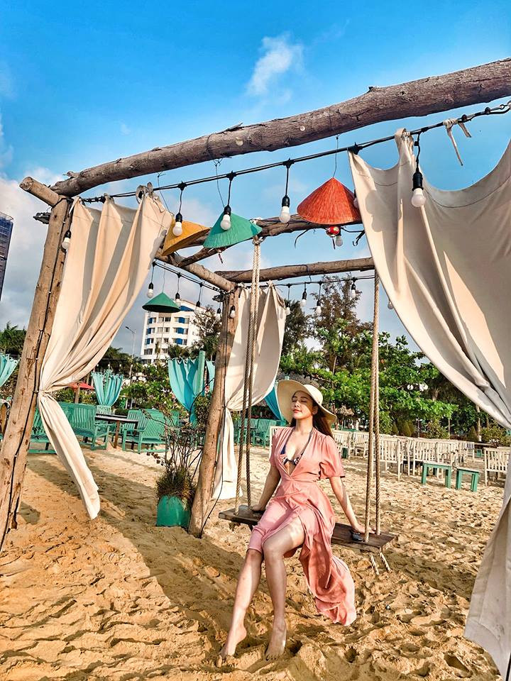 Trước đó, trong bộ ảnh mới của mình, Trâm Anh đã khoe những hình ảnh cực nóng bỏng tại Quy Nhơn.