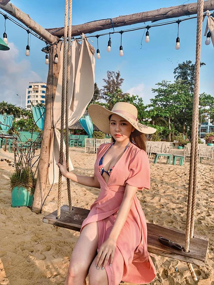 Tuy nhiên, cũng có ý kiến cho rằng bộ trang phục này của Trâm Anh khá đẹp. Nó khoe được hình thể nõn nà của bạn gái cũ streamer Pewpew.