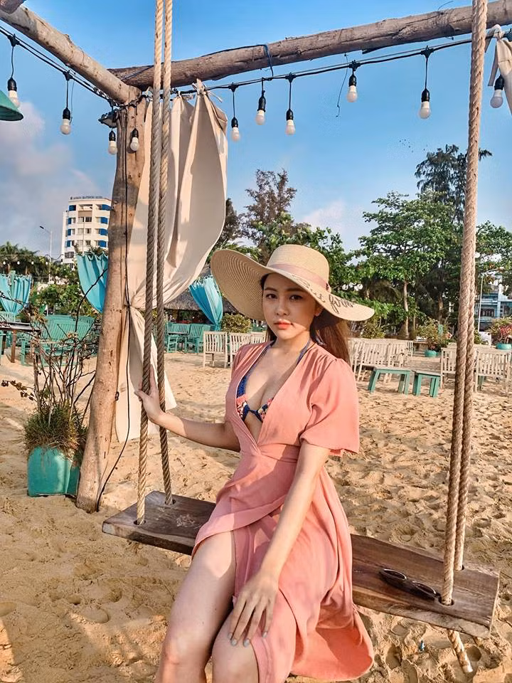 Tuy nhiên, cũng có ý kiến cho rằng bộ trang phục này của Trâm Anh khá đẹp. Nó khoe được hình thể nõn nà của bạn gái cũ streamer Pewpew.