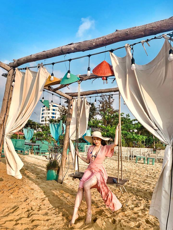 Trong bộ cánh nóng bỏng, hot girl 9X này không ngần ngại khoe đùi và những đường cong nóng bỏng.