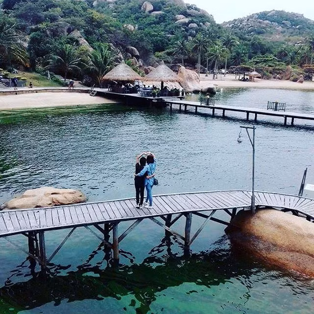 Đến đây, du khách có thể thoải mái khám phá khung cảnh bình yên của khu du lịch và check-in cây cầu được mệnh danh là “cây cầu Maldives” siêu lãng mạn tại thiên đường biển Khánh Hòa.