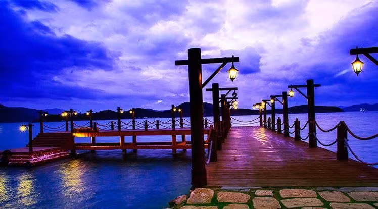 Nói về vẻ đẹp của biển thì không đâu ở đất nước Việt Nam địch lại được Nha Trang. Nơi đây, sở hữu hàng loạt bãi biển và đảo đẹp ngất ngây, có thể quyến rũ bất kì du khách khó tính nào. Đảo Hòn Tằm cũng là một điểm nhấn tiêu biểu của vùng đất được coi là thiên đường biển tại Việt Nam này.