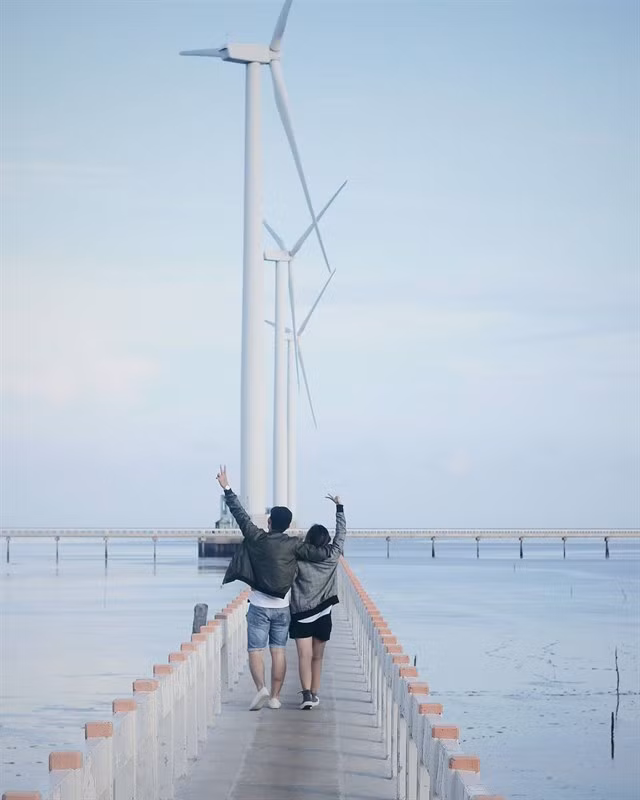 Nếu quyết tâm chiêm ngưỡng vẻ đẹp của chốn thiên đường này, bạn nên ghé cầu tuabin vào khoảng 4 giờ chiều. Khi đó, tiết trời không quá nóng, có gió nhẹ và thường cũng là thời điểm những chiếc tua bin gió đồng loạt quay, tạo nên khung cảnh vô cùng lãng mạn.