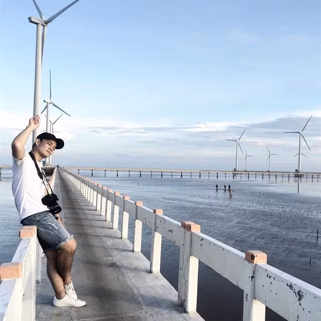 Cầu tuabin gió Bạc Liêu là một tỉnh nằm trong khu vực đồng bằng sông Cửu Long. Nơi đây sở hữu một cánh đồng quạt gió có quy mô lớn nhất Việt Nam. Không chỉ có vậy,dưới chân 62 tuabin gió là những cây cầu tuyệt đẹp, có tác dụng nối liền các tuabin, nhưng đồng thời cũng là điểm chụp ảnh cực “tây” cho bạn lưu giữ những khoảnh khắc tuyệt vời của chuyến đi.