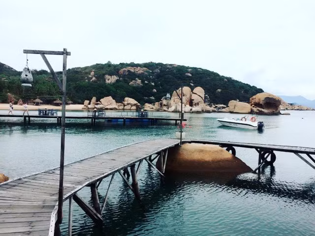 Ngọc Sương Resort từng được nhiều người biết đến khi xem phim “Mỹ nhân kế” hay “Những nụ hôn rực rỡ”. Không chỉ có khung cảnh đẹp, resort này còn nổi tiếng bởi cây cầu gỗ giữa biển thu hút, khiến du khách