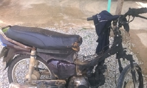 Trai tre tu dot xe vi nguoi yeu khong cho vao nha