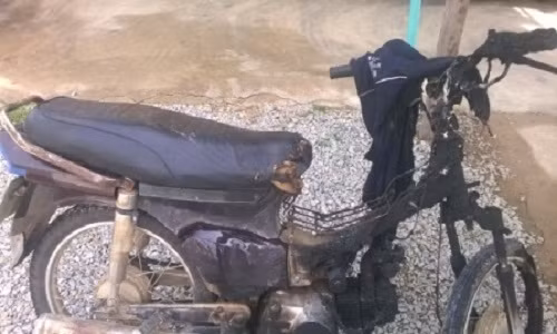 Trai tre tu dot xe vi nguoi yeu khong cho vao nha