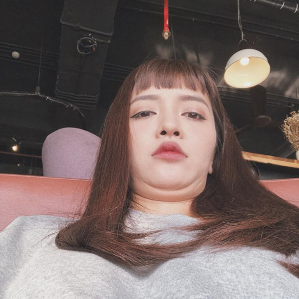 Trước đó, khi bị các fan chê lên cân, chính nữ ca sĩ 8X này đã đáp trả lại một cách hết sức dễ thương bằng việc cho đăng tải bức ảnh hai cằm. Chẳng biện bạch nhưng Bích Phương đã có câu trả lời vô cùng đích đáng.