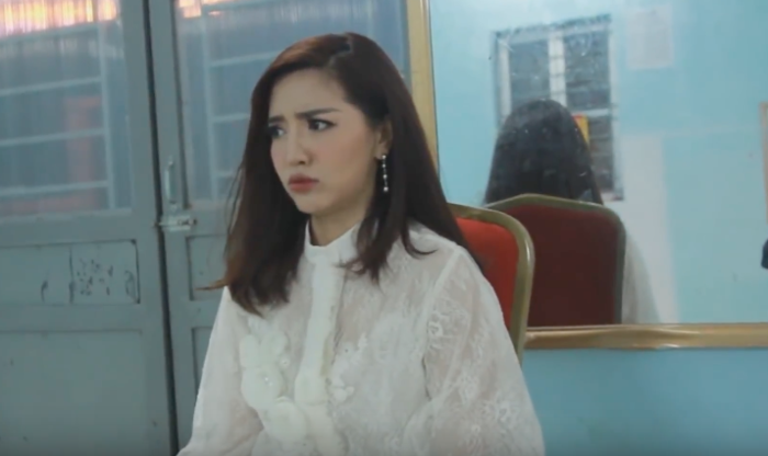 Mới đây, trên mạng xã hội đã xuất hiện 1 đoạn clip ngắn ghi lại khoảnh khắc nữ ca sĩ Bích Phương đang trò chuyện với fan trong hậu trường. Theo đó, giọng ca Bùa yêu mải mê than thở việc mình đang bị đau răng: “Mồm chị bị lệch sang một bên, xong phải nhét cái cục này vào để cho nó cân”.