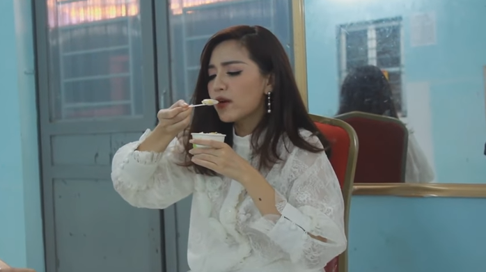 Tưởng chừng như kể bệnh tình sẽ được fan thương nhưng ngờ đâu chẳng ai quan tâm đến lời cô nói. Ngay khi ấy, nữ ca sĩ giận dỗi rất đáng yêu: “Không ai quan tâm à, đang đau đớn đây này. Thôi không kể nữa”. Tuy nhiên, chưa đến 5 giây sau đó, Bích Phương nhanh chóng “cướp” lấy hộp kem của fan bên cạnh để ăn một cách hào hứng. Ăn ngon đến mức quên cả chuyện mình đang bị đau răng.