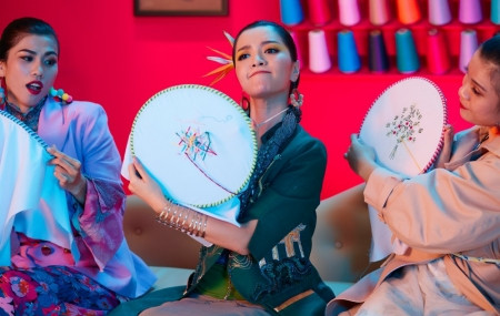 Vừa qua, Bích Phương được nhắc đến trên khắp các diễn đàn, kể từ lúc cô cho ra mắt MV Bùa yêu. Với một sản phẩm chỉn chu, âm nhạc mới lạ đã giúp cô tạo nên được thành tích dữ dội trên khắp các bảng xếp hạng từ trong và ngoài nước.