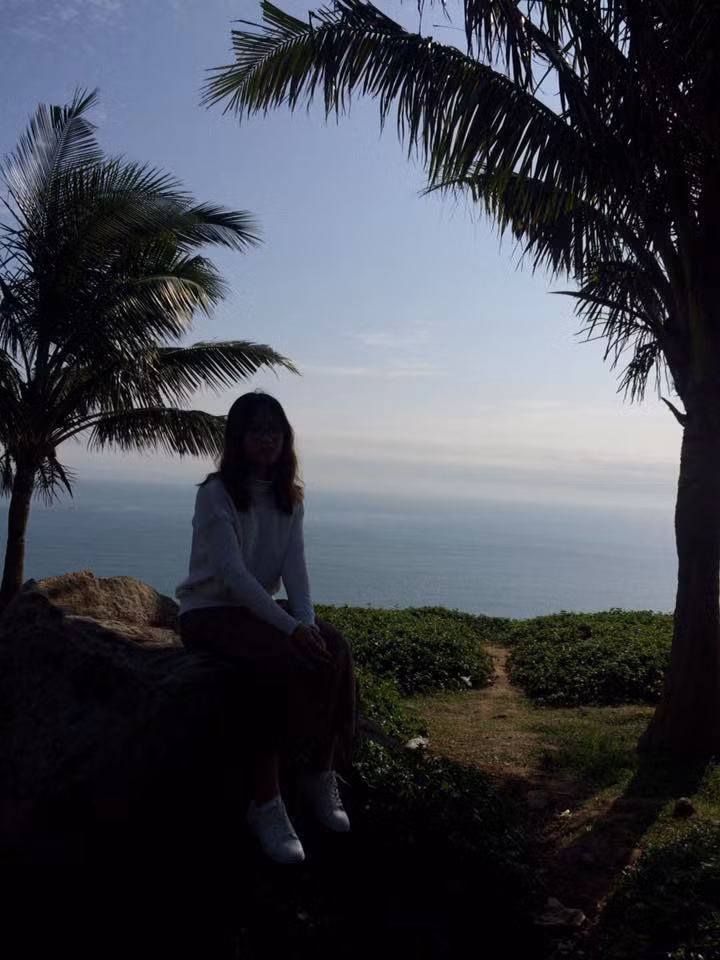 Vừa qua trên mạng xã hội, một lần nữa hội chị em lại kêu than, khóc lóc về những bức ảnh chụp ảnh không có tâm của các anh chàng người yêu. Lúc thì chụp cho đôi chân ngắn cũn hay lúc thì mặt mũi đen xì phát hờn.