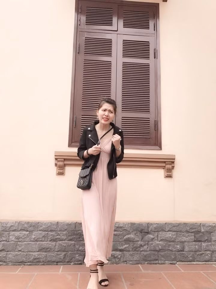 Dáng đã vào nhưng khuôn mặt chưa chuẩn bị xong cho hợp thần thái thì anh chàng người yêu đã nhanh tay bấm chụp và thành ra bức ảnh có tâm hết hồn.