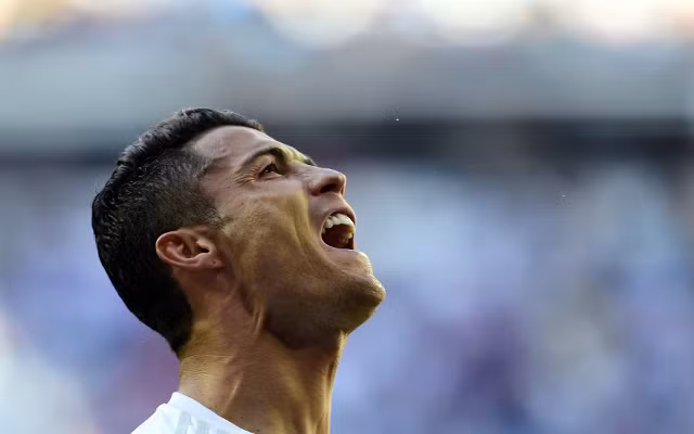 Xếp ngay sau Messi là đại kình địch Cris Ronaldo của CLB Real Madrid. NHM yêu mến CR7 vì vẻ đẹp trai và những pha bóng đầy sức mạnh.