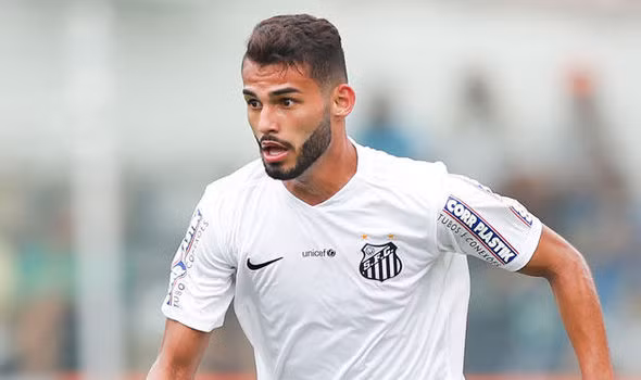 Thiago Maia gia nhập Santos năm 2011, kể từ đó sự chắc chắn và mạnh mẽ của Maia giúp anh có một suất cố định trong đội một Santos.