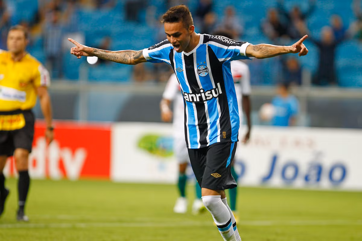 Luan từng được biết đến là một cầu thủ futsal. Tuy nhiên, Gremio đã quyết định cho tài năng trẻ này thử sức ở bóng đá chuyên nghiệp và kết quả họ nhận được thật mỹ mãn.