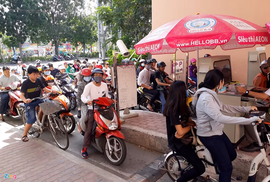 TP.HCM: Sáng 2/1, ngày thứ 2 của kỳ nghỉ lễ Tết dương lịch, nhiều người đổ về các trung tâm thương mại ở TP.HCM mua sắm. Tại TTTM Aeon quận Tân Phú khách vào gửi xe phải chờ đợi khá lâu để lấy thẻ.