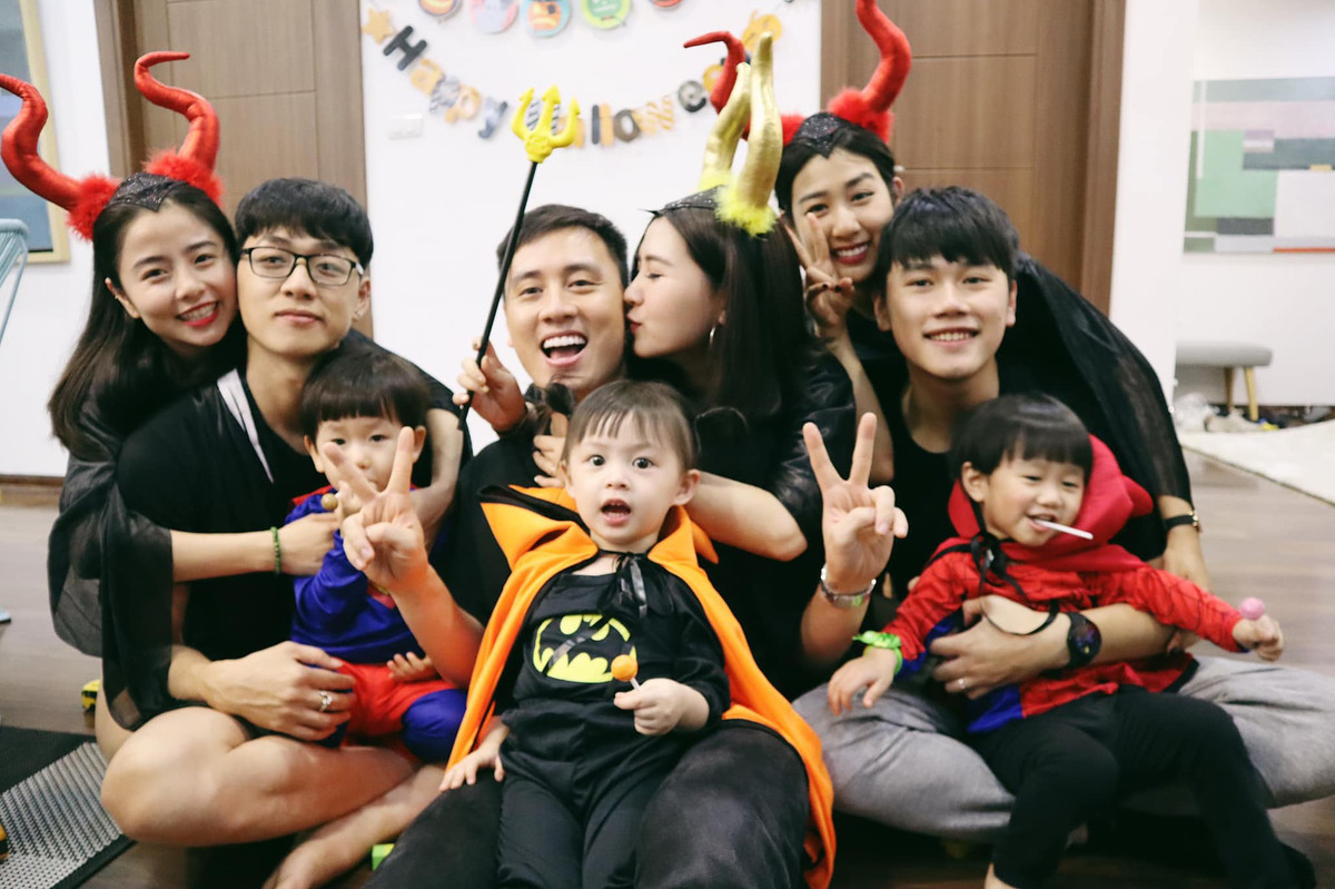 Đều là những ông bố, bà mẹ còn rất "trẻ và đẹp", nên sự đồng cảm về những áp lực cuộc sống, sự quan tâm đến việc chăm sóc, nuôi dạy con trẻ… đã kéo 3 gia đình lại gần và trở nên thân thiết.