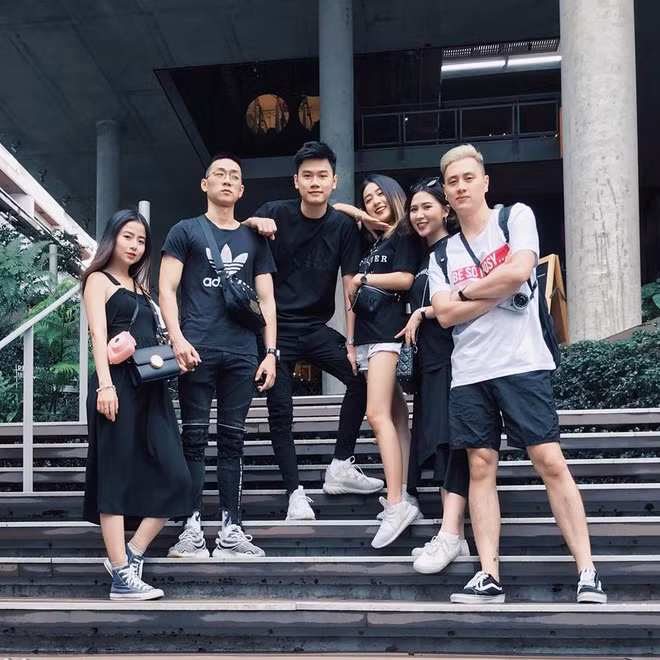 Nhắc đến hội mẹ bỉm sữa đình đám mà không nhắc đến bộ ba hot mom Heo Mi Nhon - Trang Lou - Nam Thương thì quả thật là thiếu sót. Họ từng là những gương mặt hotgirl được nhiều người hâm mộ. Sau khi về chung một nhà với những hot boy cũng đình đám không kém, họ trở thành những "phụ huynh trẻ" nổi tiếng trên MXH.