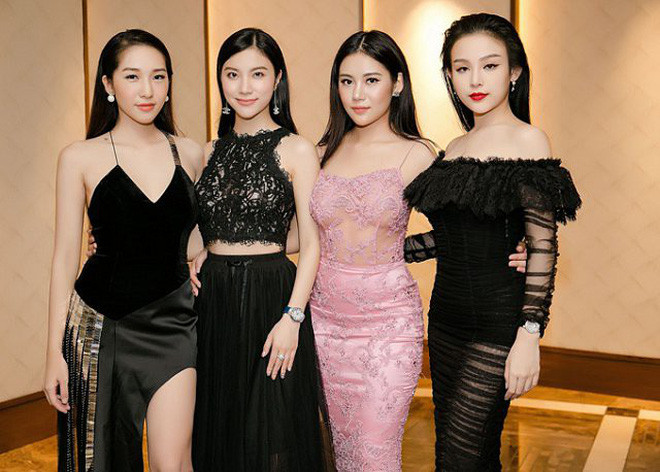 Đến hiện tại, mới chỉ có Huyền Baby và Hương Baby là yên bề gia thất. Trên trang cá nhân của mình, thỉnh thoảng lại thấy họ khoe ảnh gặp nhau, cùng nhau ăn uống rất vui vẻ, thân thiết.