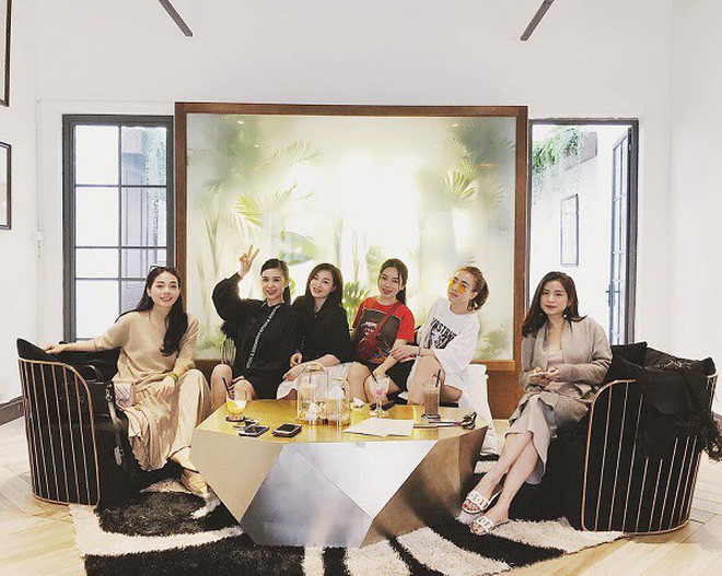  Hội bà mẹ bỉm sữa của hotmom Ngọc Mon cùng ở độ tuổi tầm 29, 30 có cuộc sống và sự nghiệp ổn định. Họ thân nhau nhờ cùng kinh doanh một lĩnh vực hoặc qua bạn bè chung mà biết đến nhau. Dù đã là những người trưởng thành bận rộn, họ luôn dành thời gian sắp xếp được các cuộc đi chơi, du lịch tập thể. Mỗi lần tụ tập là lại có ảnh nhóm chất miễn bàn.