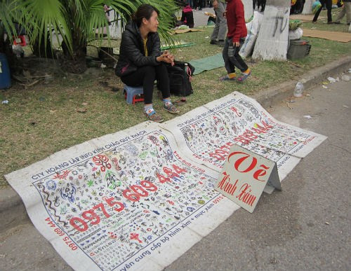 Loại hình xăm này có thể dễ dàng tìm kiếm tại các trung tâm vui chơi giải trí tại các thành phố lớn ở Việt Nam như Hà Nội hay TP HCM. Không chỉ quyến rũ giới trẻ bằng những đường nét hoa văn, xăm mực henna còn thu hút bằng cái giá rất rẻ.