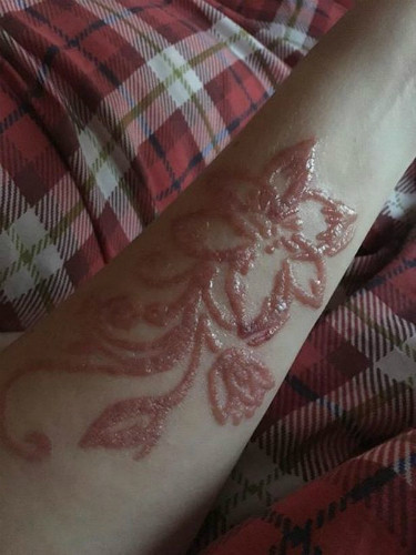 Khi tìm đến xăm henna, phải tìm hiểu thật kĩ, lựa chọn người xăm có kinh nghiệm, chuyên nghiệp và quan trọng nhất là phải thử phản ứng của mực xăm trước khi xăm đối với những người có làn da nhạy cảm.