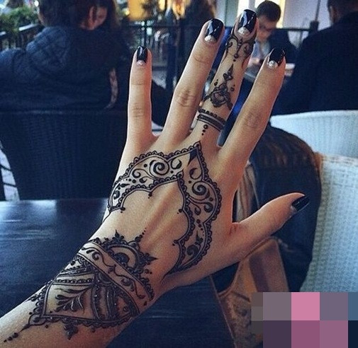 Thế nhưng, đi kèm với việc giá rẻ là những hệ lụy khiến nhiều bạn trẻ đã phải nhận hậu quả từ việc xăm henna. Theo theo Cơ quan y tế quốc gia Anh, loại mực để xăm Henna rất độc hại cho da. Trong mực xăm có chứa chất PPD - một chất hóa học có thể gây ra dị ứng nghiêm trọng, bỏng hóa chất và tệ hơn là dẫn tới tử vong.