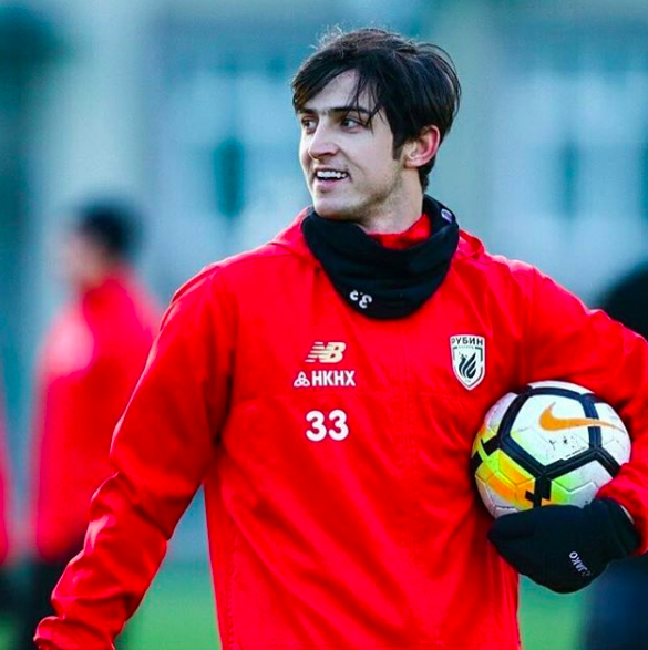 Sardar Azmoun gia nhập đội bóng trẻ từ năm 9 tuổi, chơi tốt cả bóng chuyền và thậm chí được mời vào tuyển bóng chuyền U15 Iran. Hiện anh thuộc biên chế CLB Rubin Kazan.