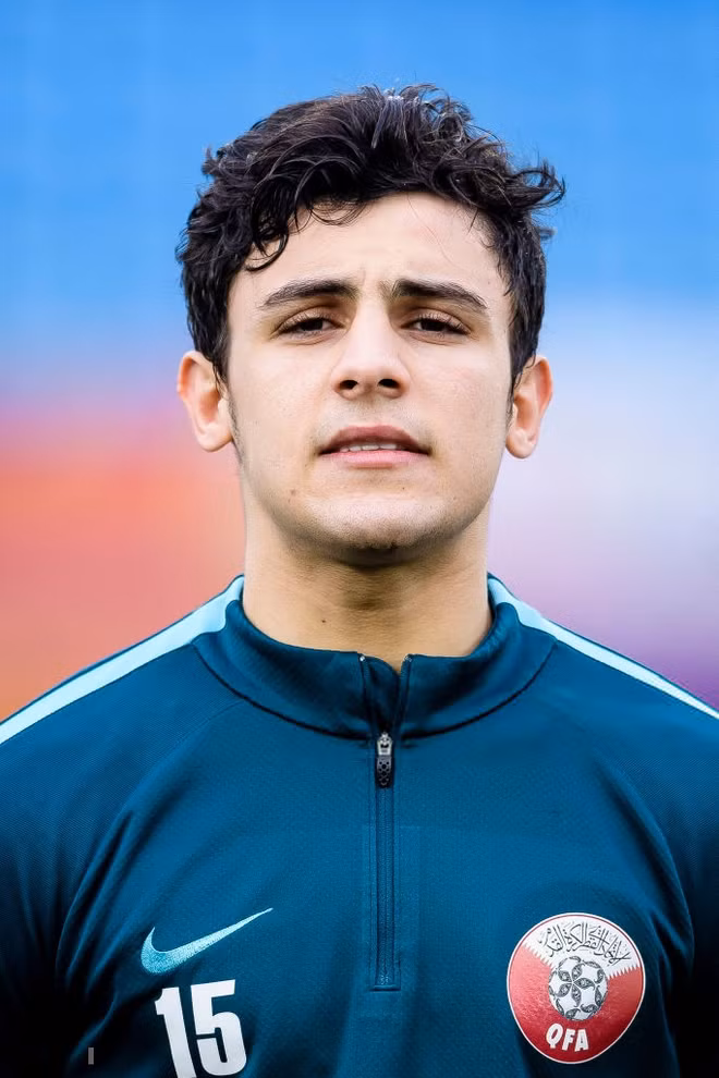 Bassam Hisham Al-rawi là hậu vệ tuyển Qatar tại Asian Cup năm nay. Anh chàng này sinh ngày 16/12/1997 tại thủ đô Baghdad, Iraq.