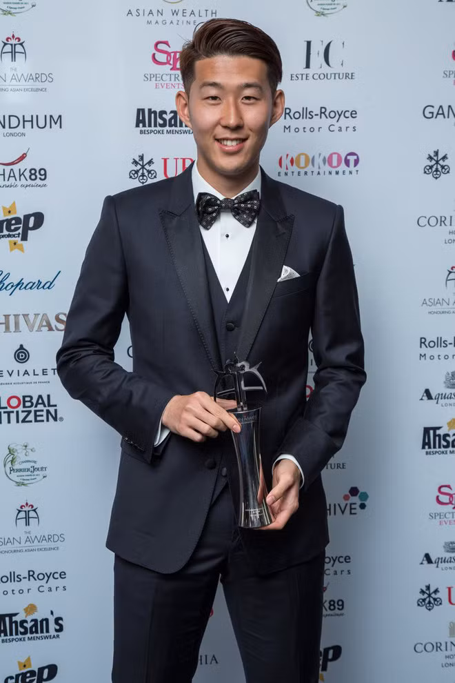 Son Heung-min được mệnh danh là Ronaldo châu Á". Anh chàng này trở thành biểu tượng mới của bóng đá Hàn Quốc. Qua thời gian rèn luyện ở Ngoại hạng Anh, cầu thủ này đang đạt đỉnh cao phong độ, vươn lên tốp những cầu thủ tấn công hay nhất lịch sử bóng đá châu Á.