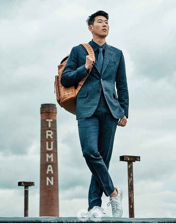 Son Heung-min sinh năm 1992 tại Chuncheon, Hàn Quốc, trong một gia đình có truyền thống bóng đá. Cha của Son Heung-min, cựu tuyển thủ quốc gia Son Woong-jung là người truyền đam mê bóng đá cho cậu con trai. Năm 2013, Sonny trở thành cầu thủ có giá trị chuyển nhượng cao nhất lịch sử câu lạc bộ Bayer Leverkusen (Đức) với mức giá 10 triệu euro.