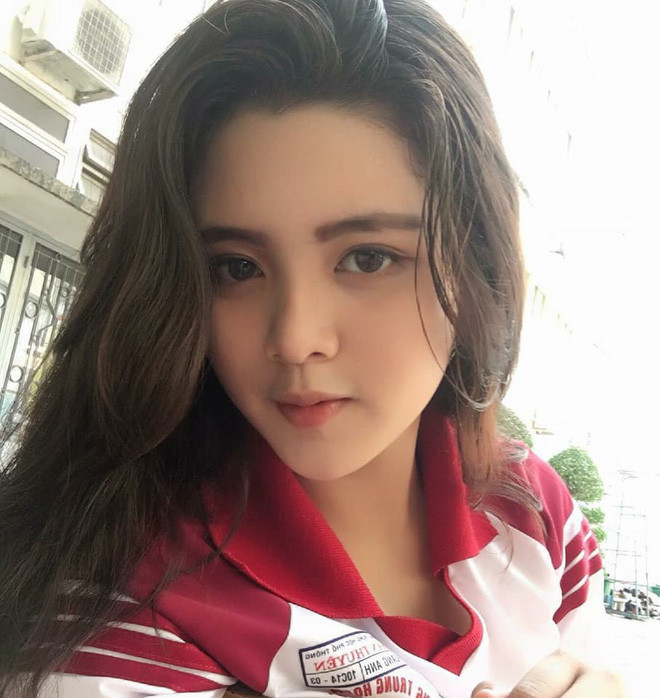 Áp dụng triệt để công thức ấy, mới đây một nữ sinh lớp 10 đã bất ngờ tỏa sáng trên các fanpage mạng xã hội với gương mặt đẹp không tì vết và nước da bánh mật khỏe khoắn.