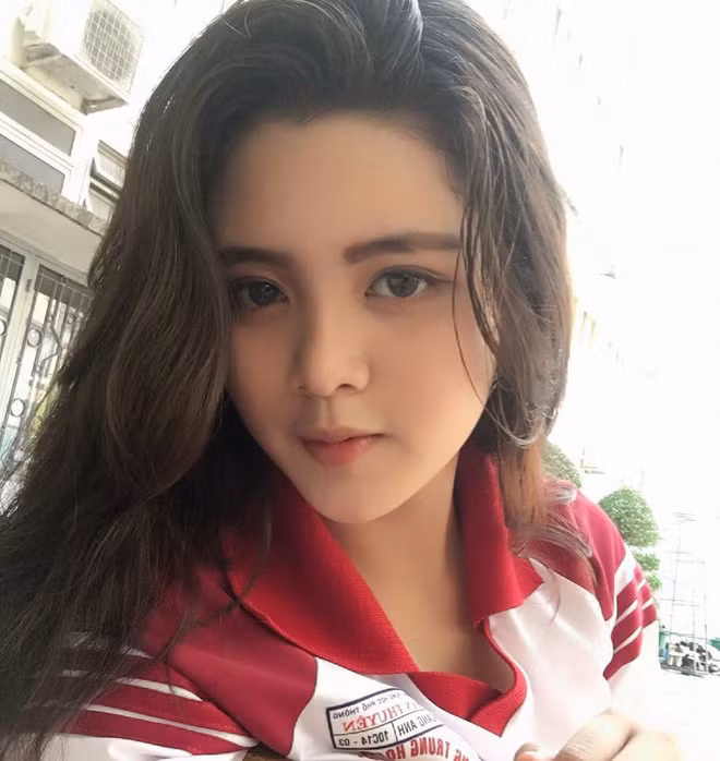 Áp dụng triệt để công thức ấy, mới đây một nữ sinh lớp 10 đã bất ngờ tỏa sáng trên các fanpage mạng xã hội với gương mặt đẹp không tì vết và nước da bánh mật khỏe khoắn.