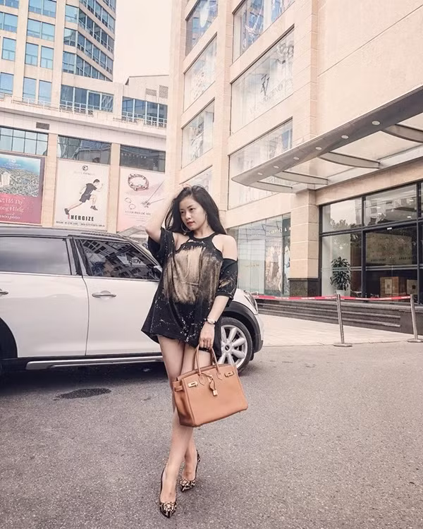 Tuy nhiên phải sau clip vừa rửa bát vừa hát tên tuổi của Thu Hằng mới được nhiều người để ý tới.