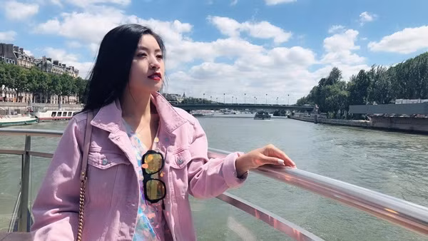 Trên trang cá nhân của mình, ngoài những hình ảnh trong các chương trình nghệ thuật mà cô biểu diễn, Thu Hằng cũng thường xuyên chia sẻ những hình ảnh đời thường, đi mua sắm, du lịch.