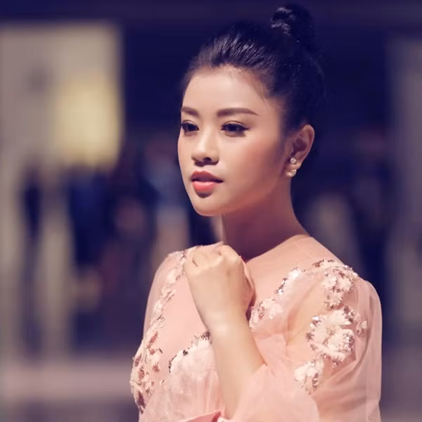 Cô gái xinh đẹp, trẻ trung này khiến nhiều người xuýt xoa trước vẻ ngoài thu hút của mình. Thậm chí nhiều anh em còn đặt câu hỏi liệu rằng cô bạn này đã có người yêu chưa? Tuy nhiên đó vẫn là một ẩn số.