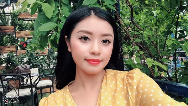 Ngay sau khi đoạn clip được chia sẻ trên mạng xã hội, dân mạng nhanh chóng tìm ra danh tính của cô gái đang khiến CĐM dậy sóng. Được biết, nhân vật chính trong đoạn clip này là Thu Hằng, sinh năm 1995. Cô từng là quán quân của dòng nhạc dân gian mùa Sao mai 2015.