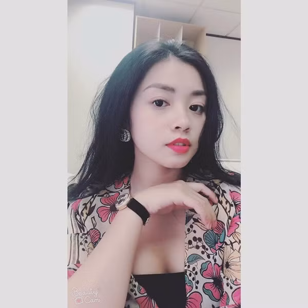 Mới đây, trên MXH xuất hiện một đoạn clip quay lại cảnh cô gái trẻ đẹp vừa rửa bát, vừa hát hay khiến dân tình xôn xao bàn tán.