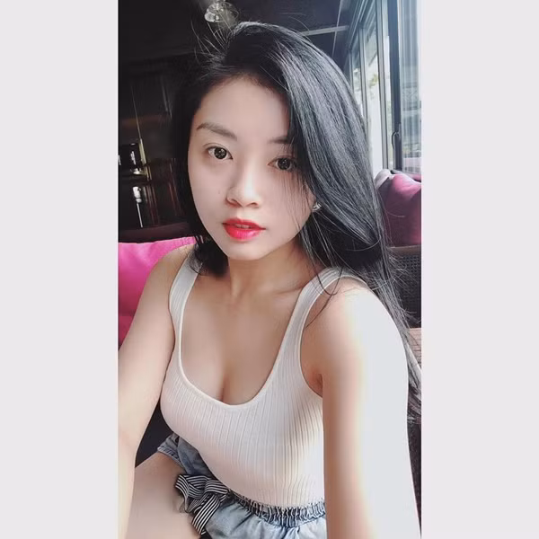 Sinh ra tại Hà Nội trong một gia đình có truyền thống nghệ thuật, lại từng là sinh viên khoa Thanh nhạc – Học viện Âm nhạc Quốc gia Việt Nam nên không khó để hiểu được Thu Hằng lại có một giọng hát dịu ngọt đến vậy.